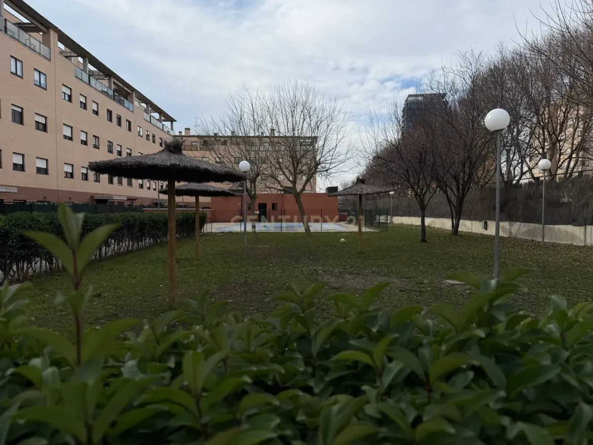 Piso de tres dormitorios junto a la estación de tren de la Garena en Alcalá de Henares, Madrid