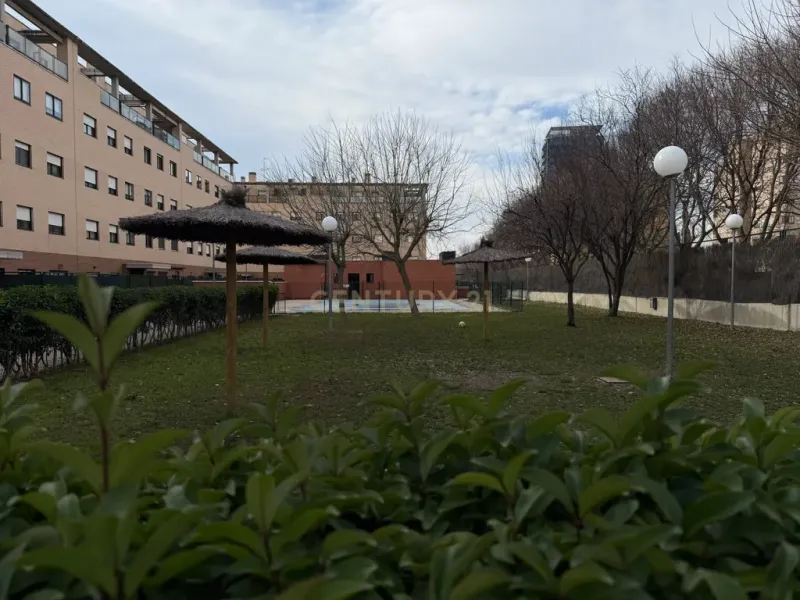 Piso de tres dormitorios junto a la estación de tren de la Garena en Alcalá de Henares, Madrid