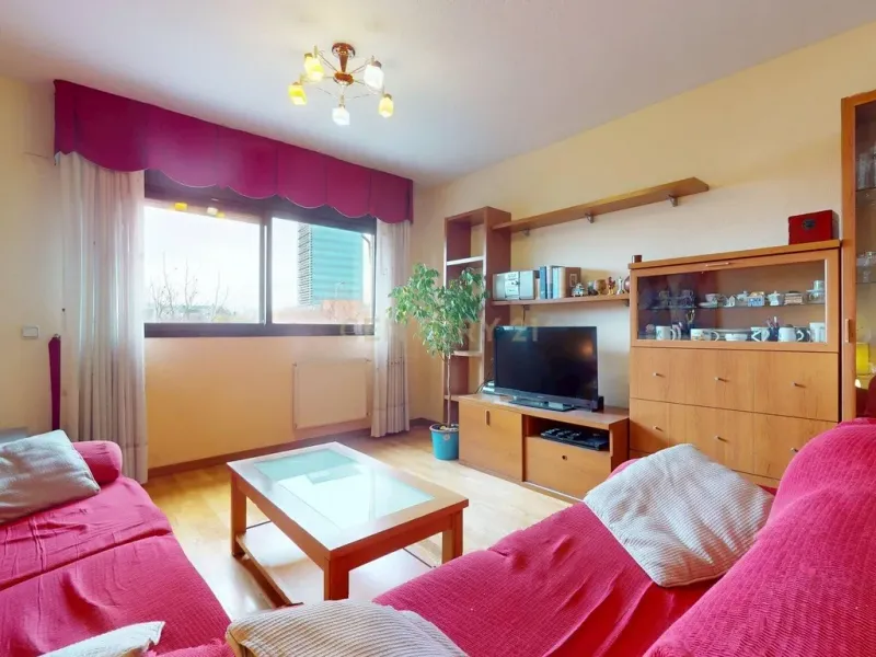 Piso de tres dormitorios junto a la estación de tren de la Garena en Alcalá de Henares, Madrid