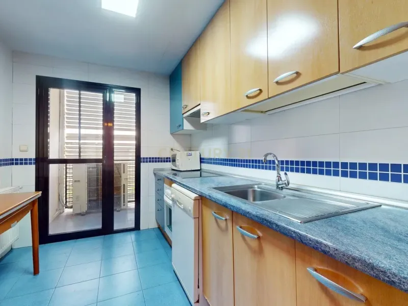 Piso de tres dormitorios junto a la estación de tren de la Garena en Alcalá de Henares, Madrid