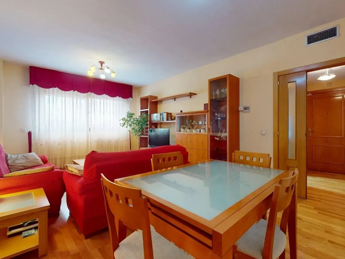 Piso de tres dormitorios junto a la estación de tren de la Garena en Alcalá de Henares, Madrid