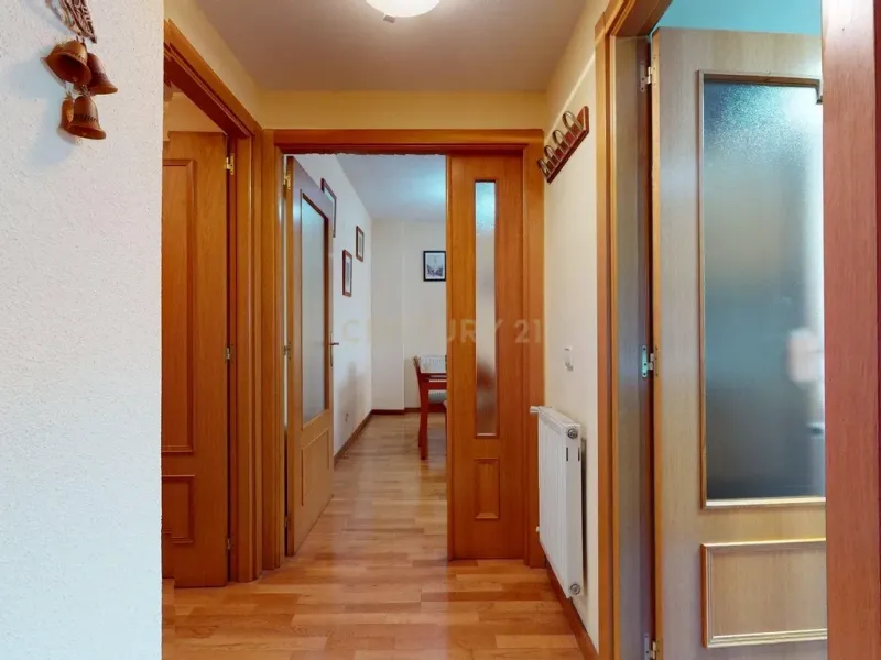 Piso de tres dormitorios junto a la estación de tren de la Garena en Alcalá de Henares, Madrid