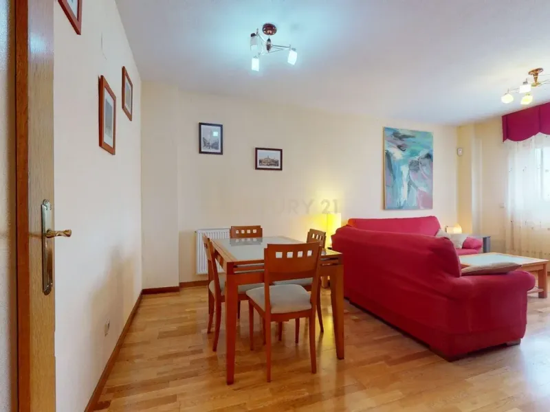 Piso de tres dormitorios junto a la estación de tren de la Garena en Alcalá de Henares, Madrid