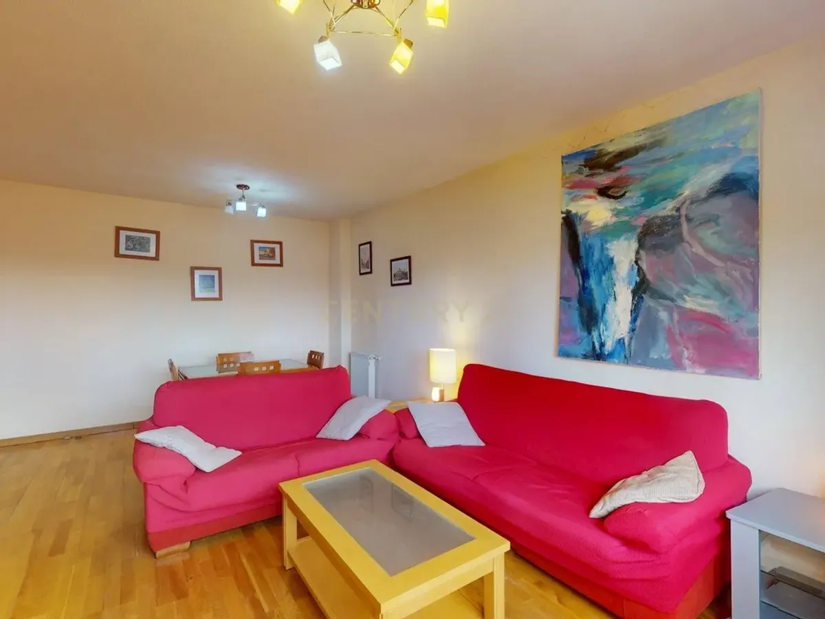 Piso de tres dormitorios junto a la estación de tren de la Garena en Alcalá de Henares, Madrid