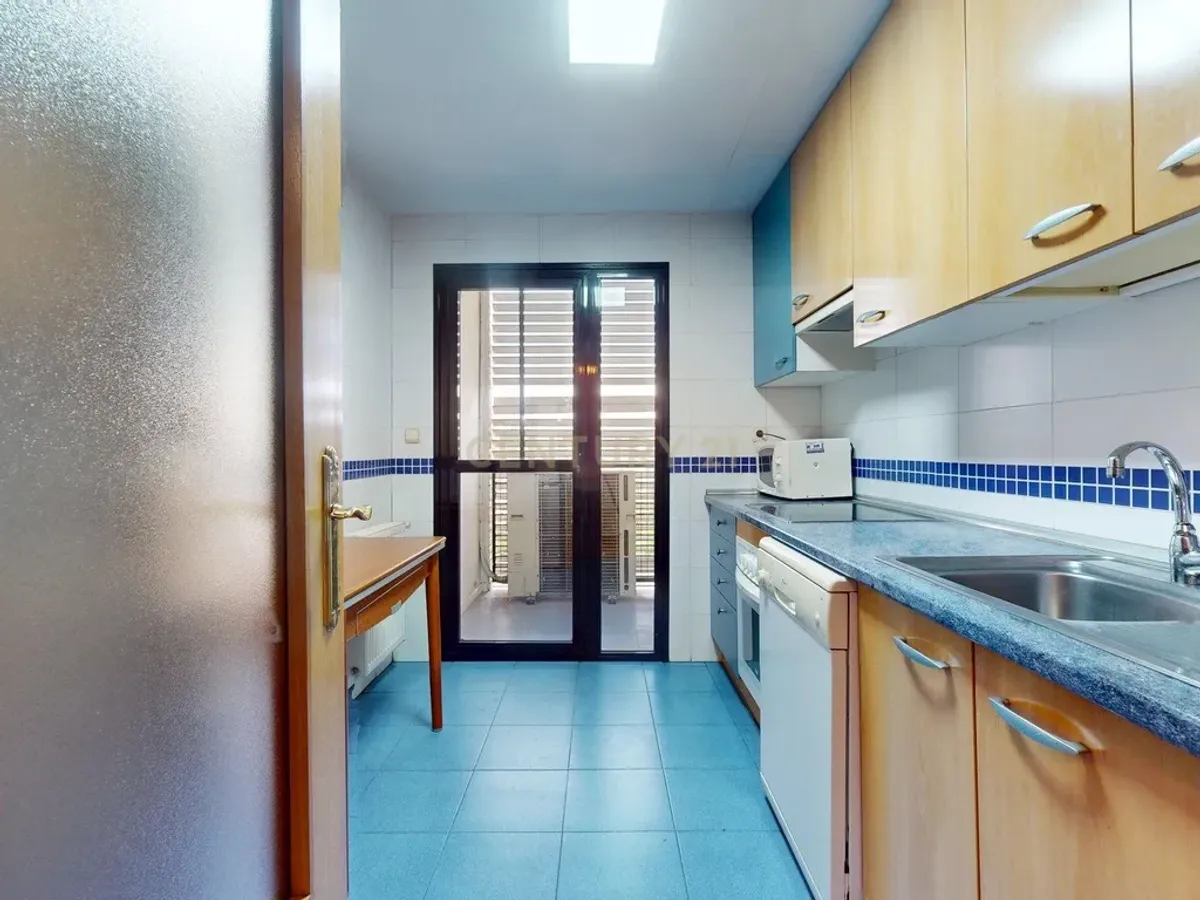 Piso de tres dormitorios junto a la estación de tren de la Garena en Alcalá de Henares, Madrid