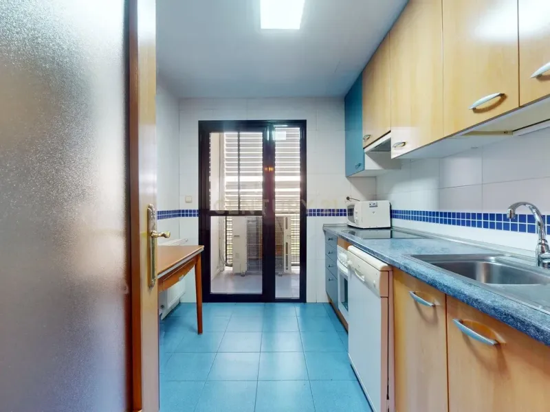 Piso de tres dormitorios junto a la estación de tren de la Garena en Alcalá de Henares, Madrid