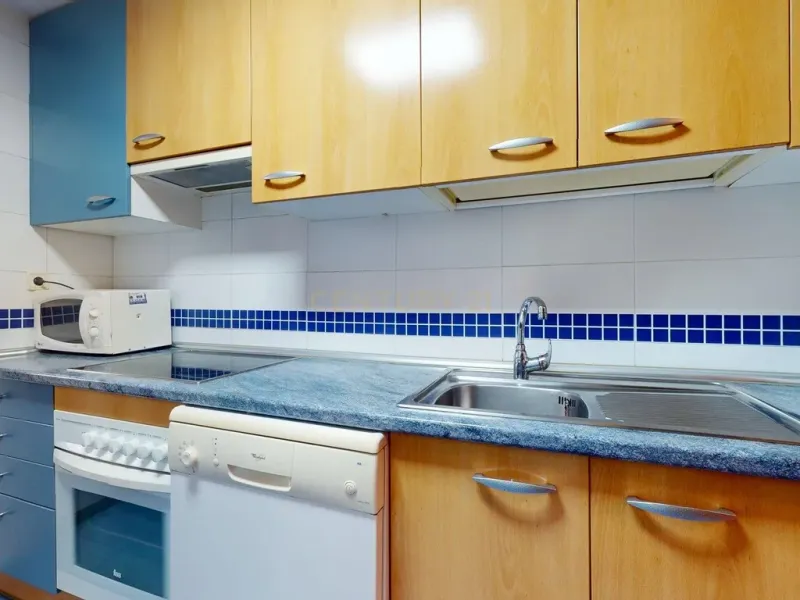 Piso de tres dormitorios junto a la estación de tren de la Garena en Alcalá de Henares, Madrid