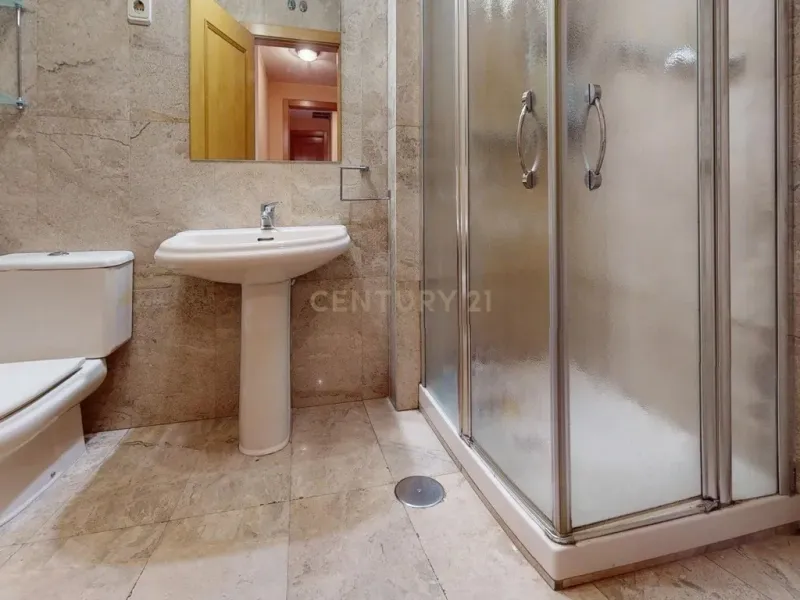 Piso de tres dormitorios junto a la estación de tren de la Garena en Alcalá de Henares, Madrid