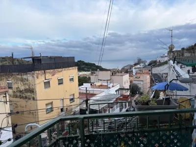 Piso con vistas al mar y la montaña en Mongat, con chimenea y balcón