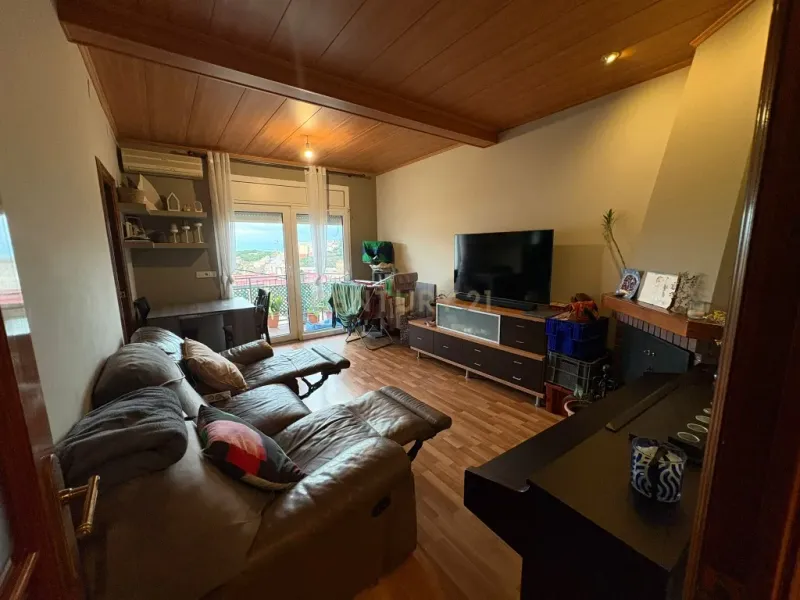 Piso con vistas al mar y la montaña en Mongat, con chimenea y balcón