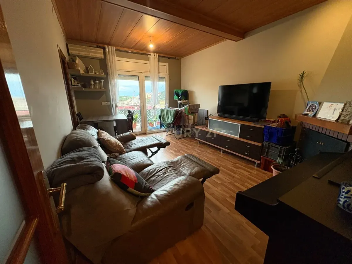 Piso con vistas al mar y la montaña en Mongat, con chimenea y balcón