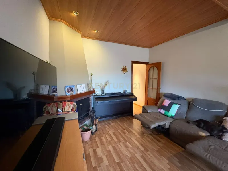 Piso con vistas al mar y la montaña en Mongat, con chimenea y balcón