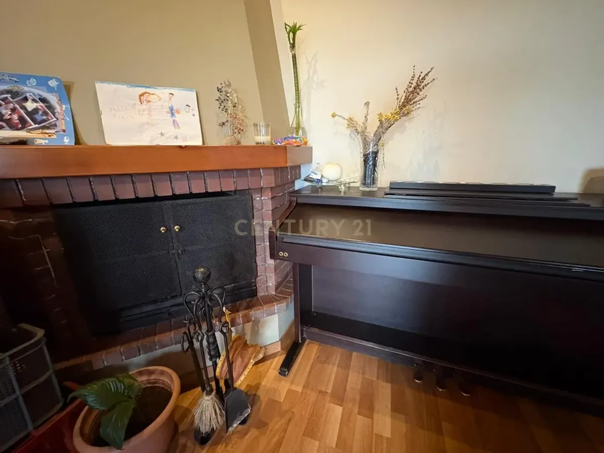 Piso con vistas al mar y la montaña en Mongat, con chimenea y balcón