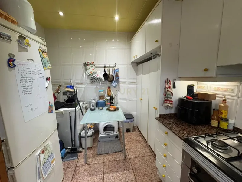 Piso con vistas al mar y la montaña en Mongat, con chimenea y balcón