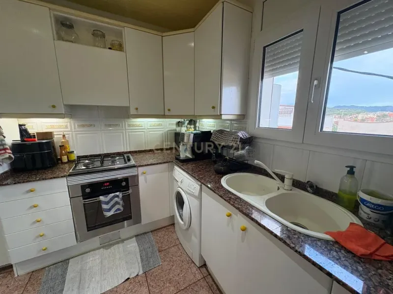 Piso con vistas al mar y la montaña en Mongat, con chimenea y balcón