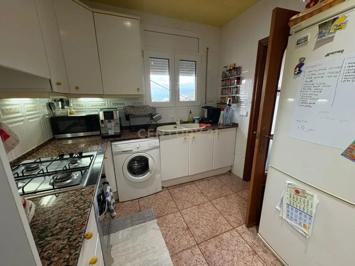 Piso con vistas al mar y la montaña en Mongat, con chimenea y balcón