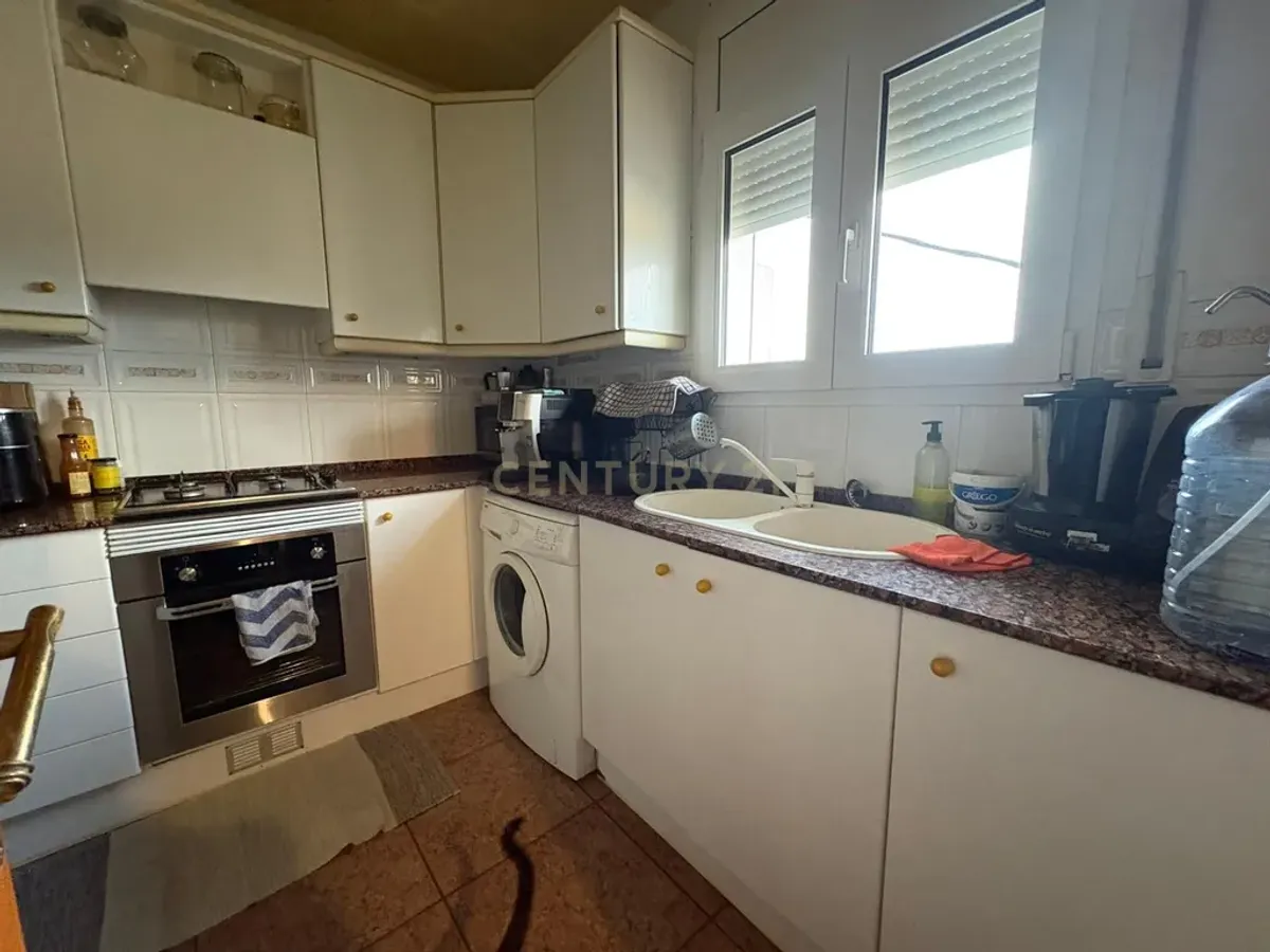 Piso con vistas al mar y la montaña en Mongat, con chimenea y balcón