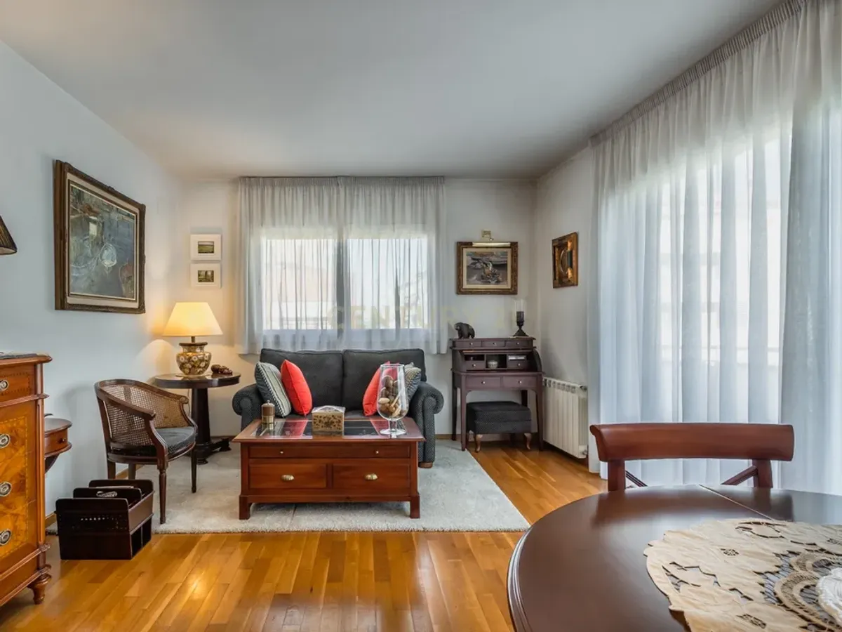 Ático dúplex con terraza solárium, piscina y parking en el Eixample de Sant Joan Despí