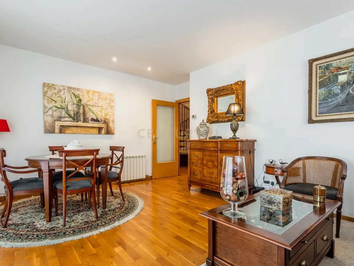 Ático dúplex con terraza solárium, piscina y parking en el Eixample de Sant Joan Despí