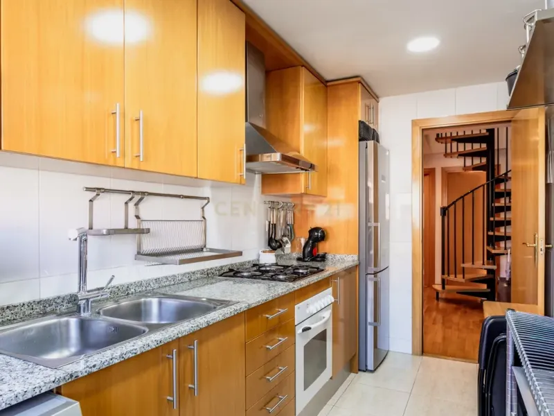 Ático dúplex con terraza solárium, piscina y parking en el Eixample de Sant Joan Despí