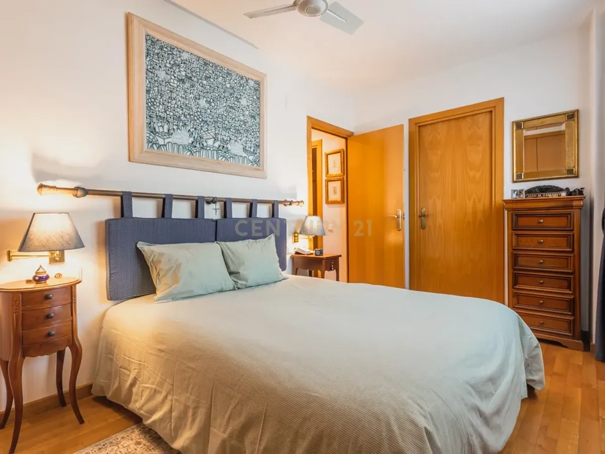 Ático dúplex con terraza solárium, piscina y parking en el Eixample de Sant Joan Despí