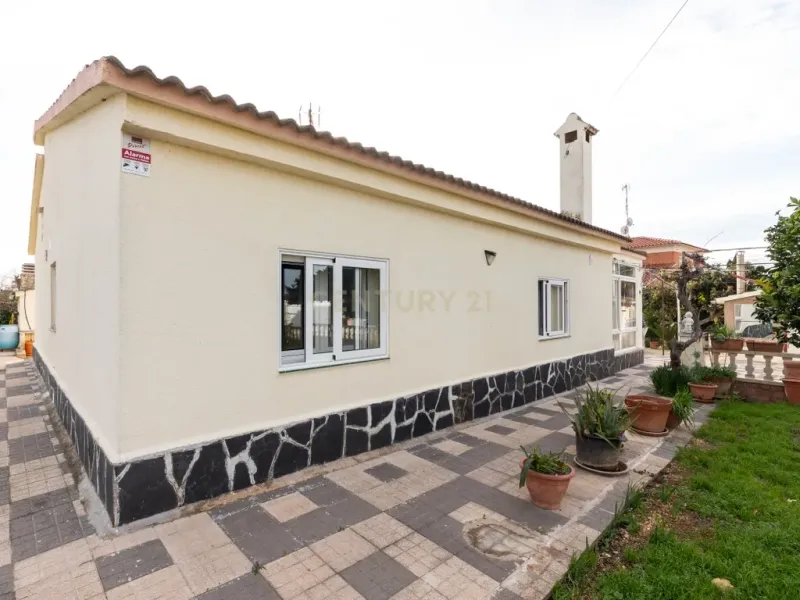 Encantadora casa independiente en una sola planta en urbanización de montaña