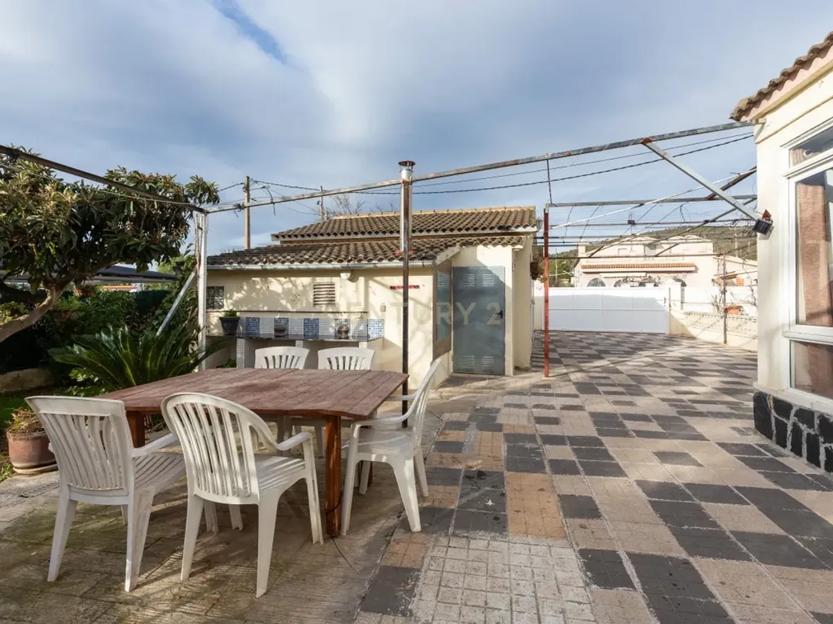 Encantadora casa independiente en una sola planta en urbanización de montaña