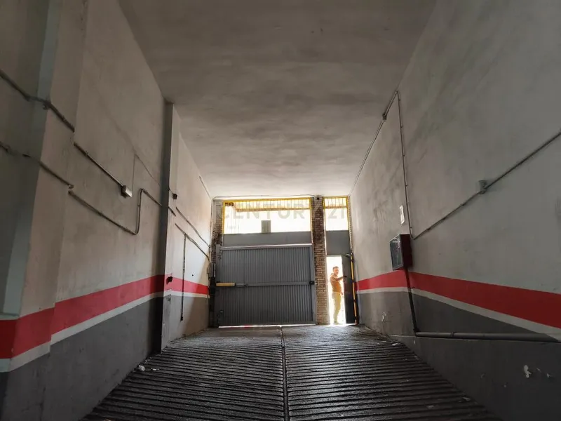 Plaza de parking amplia en venta – Centro de Granada