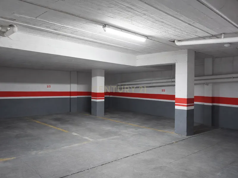 Plaza de parking amplia en venta – Centro de Granada