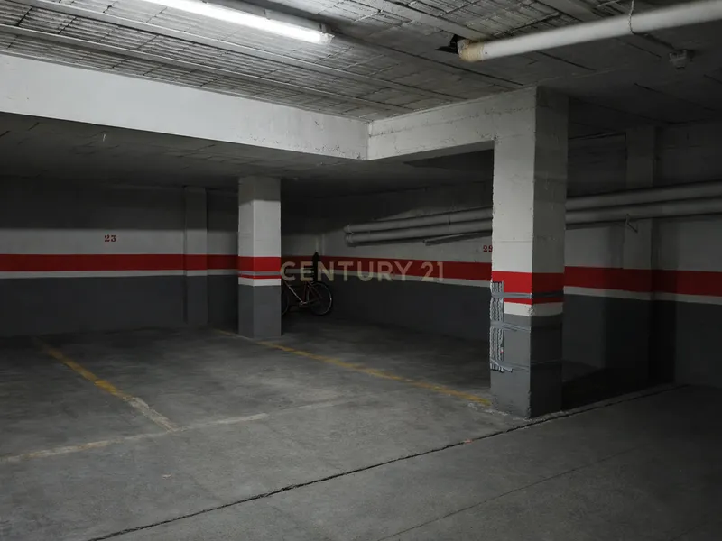 Plaza de parking amplia en venta – Centro de Granada