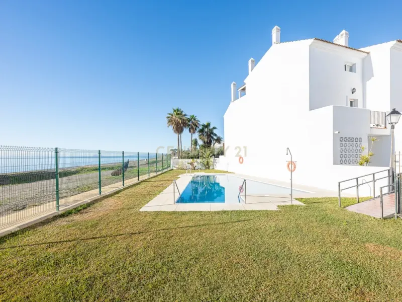 Espectacular vivienda adosada en primera línea de playa de Estepona