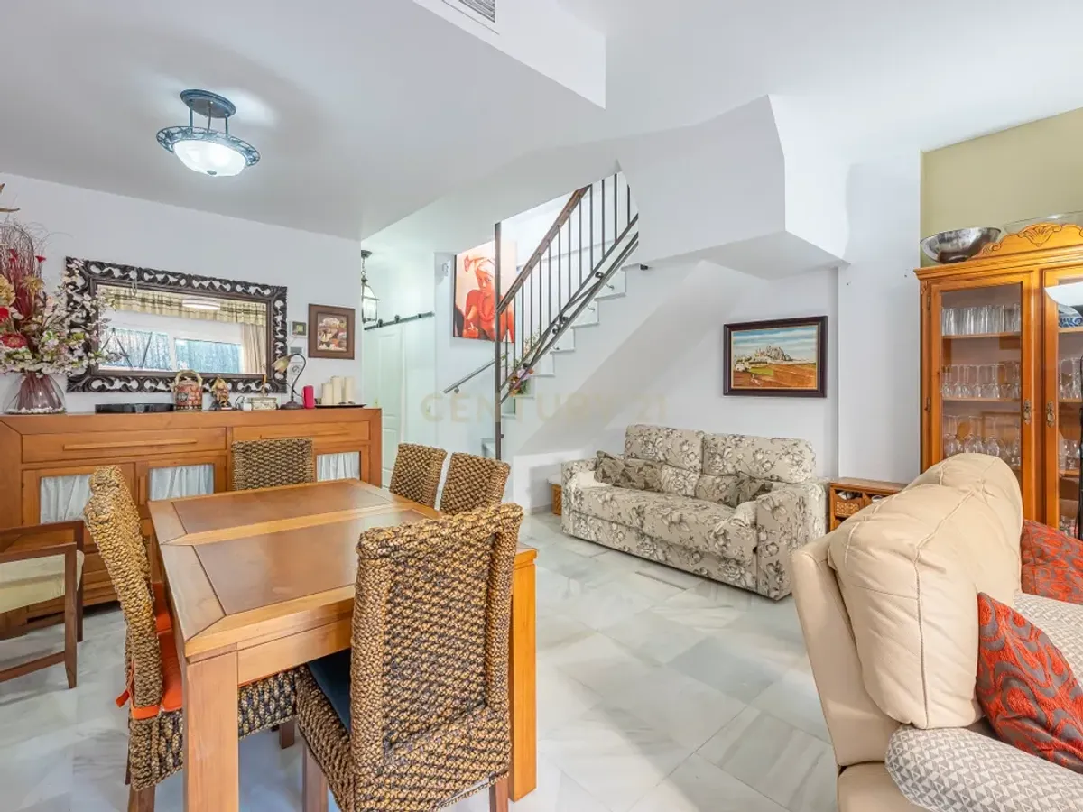 Espectacular vivienda adosada en primera línea de playa de Estepona