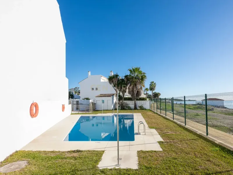 Espectacular vivienda adosada en primera línea de playa de Estepona