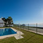 Espectacular vivienda adosada en primera línea de playa de Estepona 5