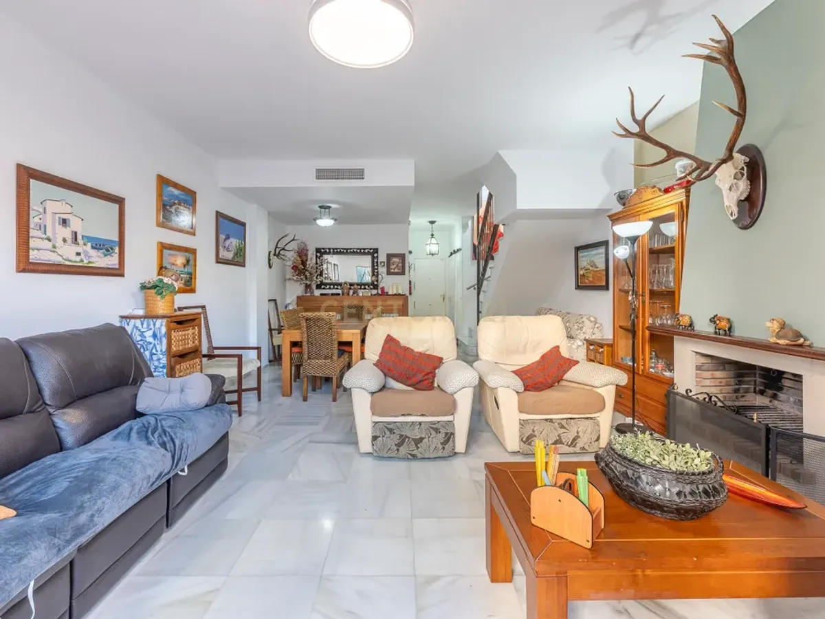 Espectacular vivienda adosada en primera línea de playa de Estepona