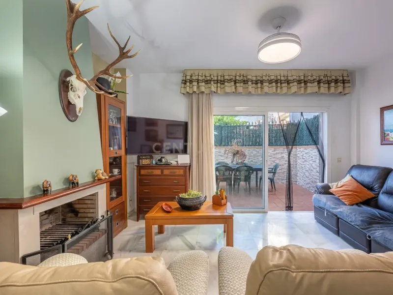 Espectacular vivienda adosada en primera línea de playa de Estepona