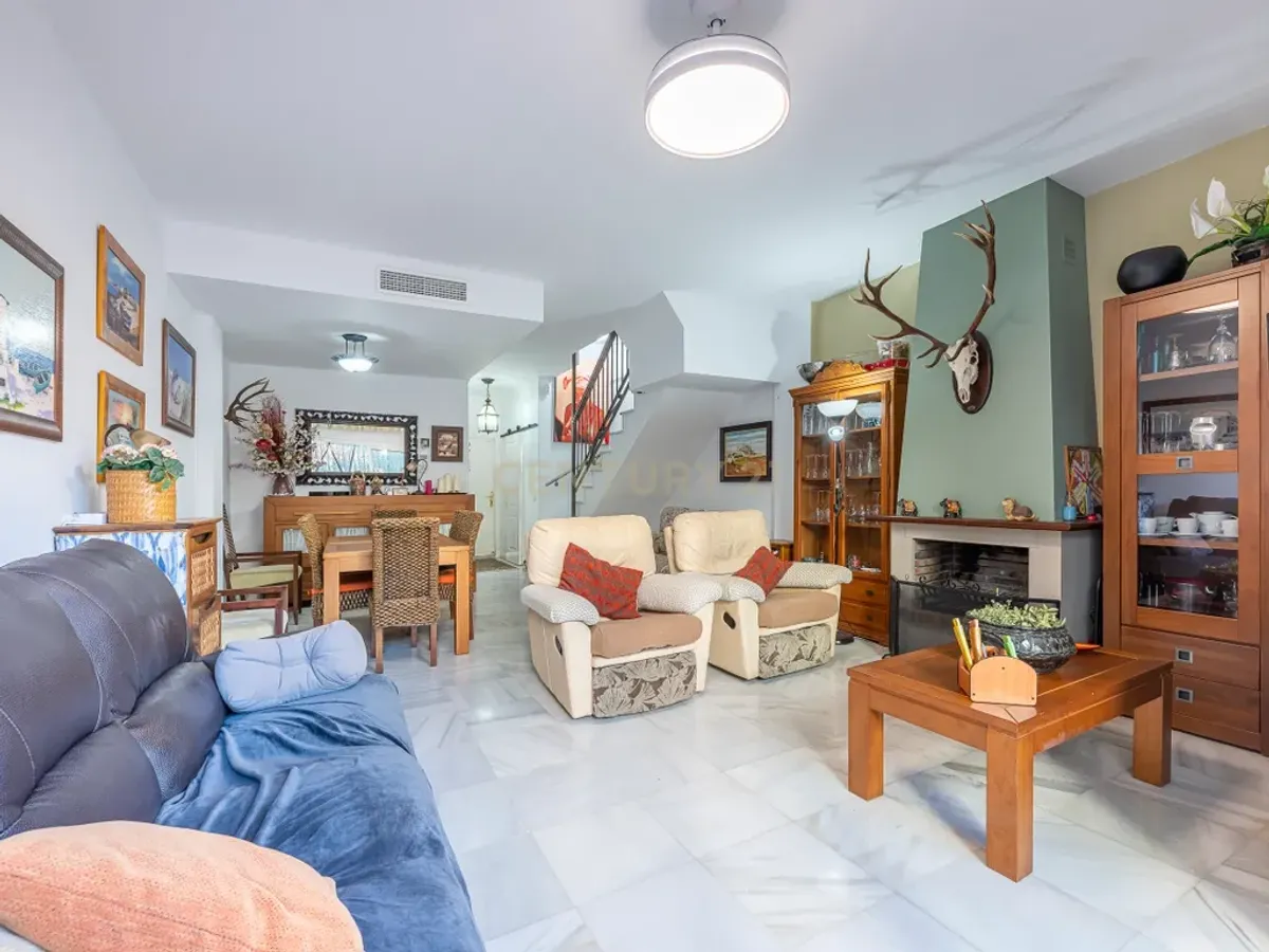 Espectacular vivienda adosada en primera línea de playa de Estepona