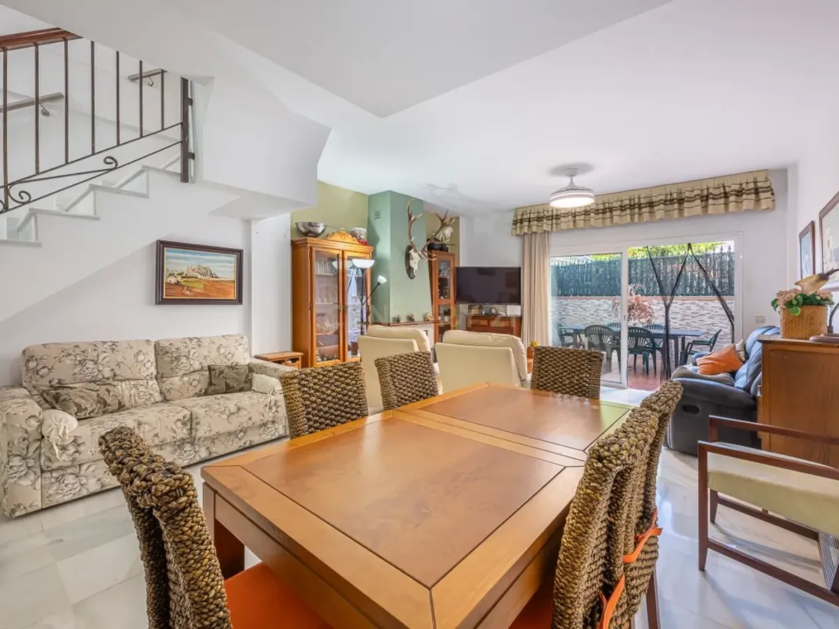 Espectacular vivienda adosada en primera línea de playa de Estepona