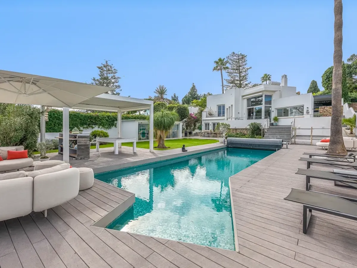 Elegante villa renovada con piscina privada y vistas abiertas al verde