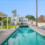 Elegante villa renovada con piscina privada y vistas abiertas al verde 2