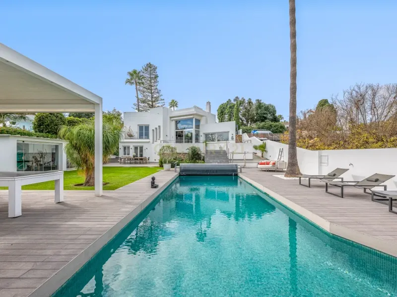 Elegante villa renovada con piscina privada y vistas abiertas al verde