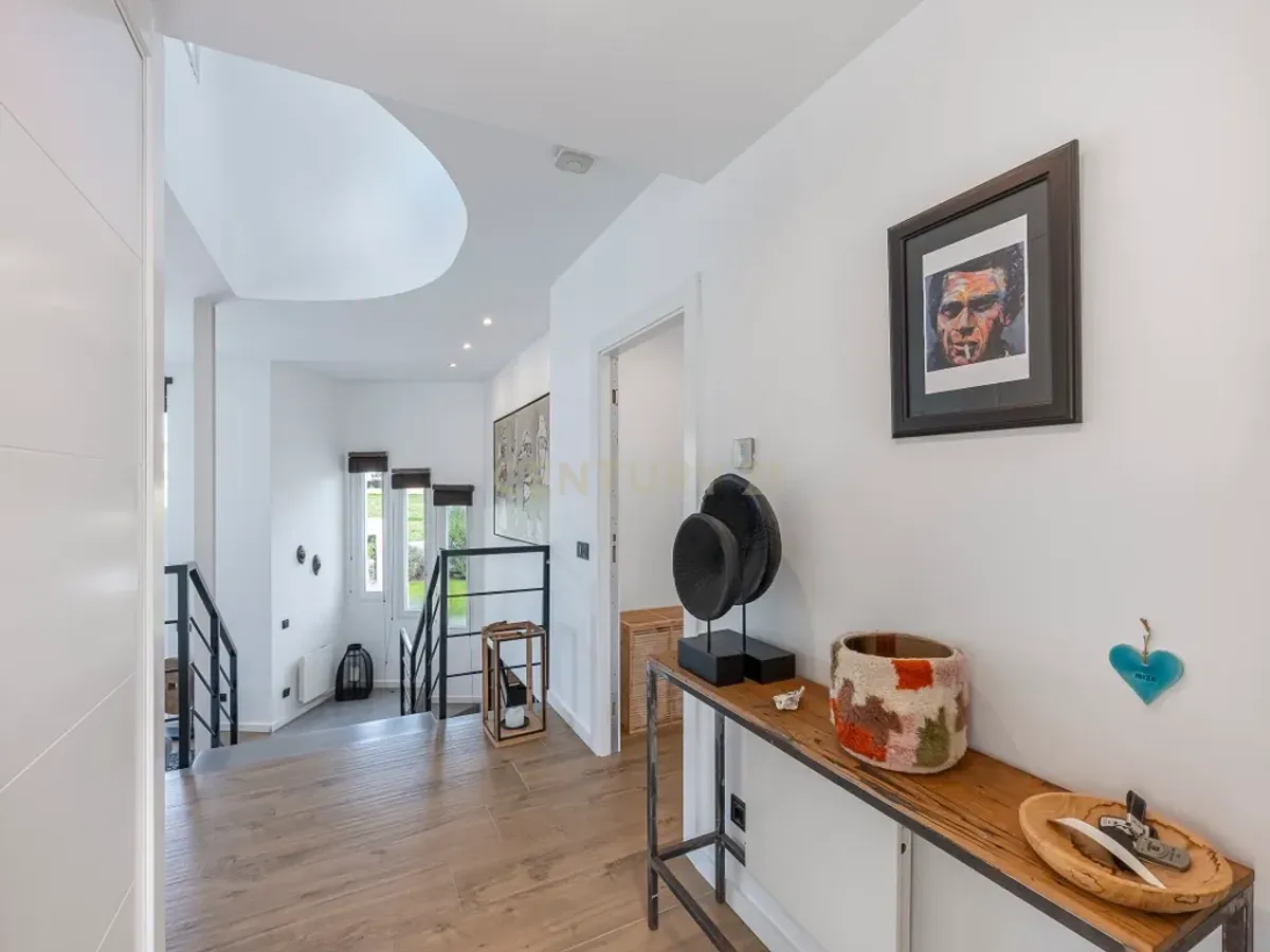 Elegante villa renovada con piscina privada y vistas abiertas al verde