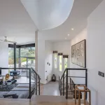 Elegante villa renovada con piscina privada y vistas abiertas al verde 5