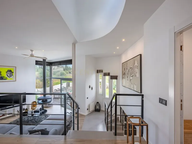 Elegante villa renovada con piscina privada y vistas abiertas al verde