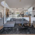 Elegante villa renovada con piscina privada y vistas abiertas al verde 6