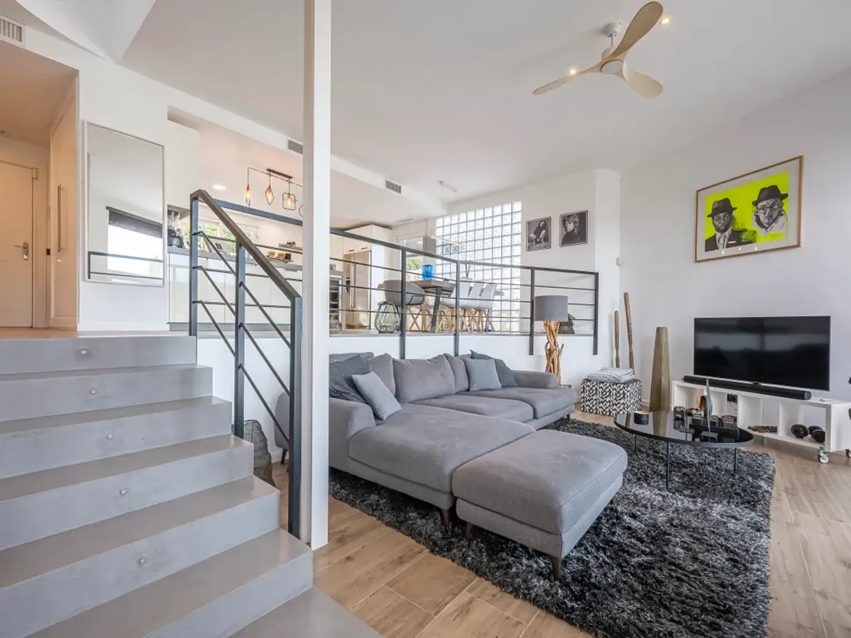 Elegante villa renovada con piscina privada y vistas abiertas al verde