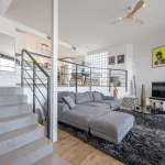 Elegante villa renovada con piscina privada y vistas abiertas al verde 7