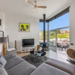 Elegante villa renovada con piscina privada y vistas abiertas al verde 8