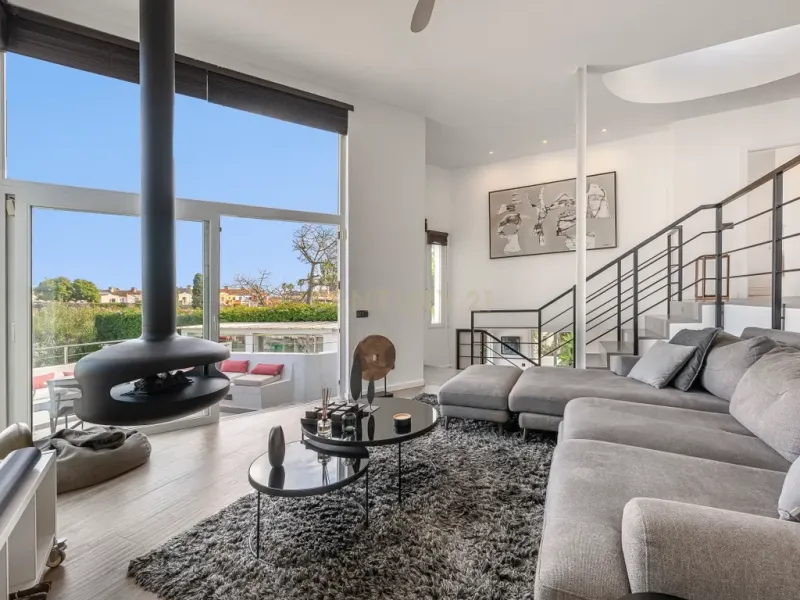 Elegante villa renovada con piscina privada y vistas abiertas al verde