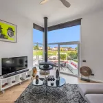 Elegante villa renovada con piscina privada y vistas abiertas al verde 10